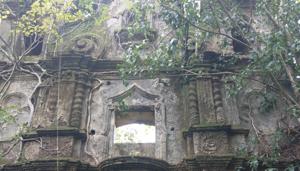 The structure in Chimbel village, on the outskirts of Goa’s Panaji, began to fall into ruin after the 1880s when it was confiscated by the then Portuguese government(HT Photo) The structure in Chimbel village, on the outskirts of Goa’s Panaji, began to fall into ruin after the 1880s when it was confiscated by the then Portuguese government(HT Photo)