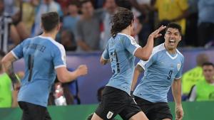 TOPSHOT - Uruguay's Edinson Cavani (C) celebrates with teammate Luis Suarez (R) after scoring against Chile during their Copa America football tournament group match at Maracana Stadium in Rio de Janeiro, Brazil, on June 24, 2019. (Photo by Carl DE SOUZA / AFP)(AFP) TOPSHOT - Uruguay's Edinson Cavani (C) celebrates with teammate Luis Suarez (R) after scoring against Chile during their Copa America football tournament group match at Maracana Stadium in Rio de Janeiro, Brazil, on June 24, 2019. (Photo by Carl DE SOUZA / AFP)(AFP)