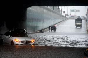 Three vehicles were stuck at Mahape underpass for a long time. Rain water accumulated at the railway underpass at Sanpada too.(Bachchan Kumar/HT) Three vehicles were stuck at Mahape underpass for a long time. Rain water accumulated at the railway underpass at Sanpada too.(Bachchan Kumar/HT)