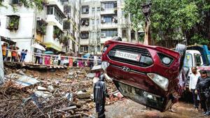 Wall collapsed on 5-6 cars at Ekveera Darshan society at Asalpha in Mumbai.(Photo by Satish Bate/Hindustan Times) Wall collapsed on 5-6 cars at Ekveera Darshan society at Asalpha in Mumbai.(Photo by Satish Bate/Hindustan Times)