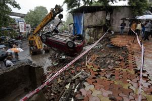 A compound wall of a society in Ghatkopar collapsed on Saturday.(Satish Bate/HT Photo) A compound wall of a society in Ghatkopar collapsed on Saturday.(Satish Bate/HT Photo)