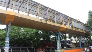 The skywalk at Kopri will be moved to Kharegaon.(HT Photo) The skywalk at Kopri will be moved to Kharegaon.(HT Photo)