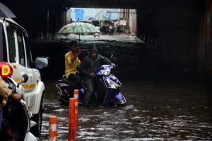 A motorist avoids going into the underpass near Kopar Khairane railway station on Saturday.(Bachchan Kumar/ Hindustan Times) A motorist avoids going into the underpass near Kopar Khairane railway station on Saturday.(Bachchan Kumar/ Hindustan Times)