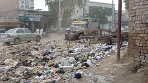 Garbage lying uncleared at the roadside in Abohar on Sunday, June 30, 2019.(HT Photo) Garbage lying uncleared at the roadside in Abohar on Sunday, June 30, 2019.(HT Photo)