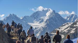 Traffic police inspector general Alok Kumar said that no vehicle movement will be allowed between Nashri and Qazigund between 10 am to 3 pm.(PTI Photo) Traffic police inspector general Alok Kumar said that no vehicle movement will be allowed between Nashri and Qazigund between 10 am to 3 pm.(PTI Photo)