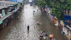 Water logging near Natraj cinema in Mumbai’s Chembur.(Aalok Soni/HT Photo) Water logging near Natraj cinema in Mumbai’s Chembur.(Aalok Soni/HT Photo)