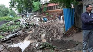 Following incessant rains, a retaining wall of Sinhgad institute at Ambegaon area of Pune collapsed post midnight on shanties housing workers(HT Photo) Following incessant rains, a retaining wall of Sinhgad institute at Ambegaon area of Pune collapsed post midnight on shanties housing workers(HT Photo)