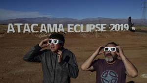 Tourists look at the sun before a solar eclipse in an entrance of an astronomical camp to observe the July 2 total solar eclipse, in the commune of Vallenar in the Atacama desert, Chile, on July 1, 2019.(AFP) Tourists look at the sun before a solar eclipse in an entrance of an astronomical camp to observe the July 2 total solar eclipse, in the commune of Vallenar in the Atacama desert, Chile, on July 1, 2019.(AFP)