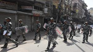 Police seen patrolling after the clashes broke out over a parking issue, at Lal Kuan Bazar, near Chawri Bazar, in Delhi, on Monday, July 01, 2019.(Sonu Mehta/HT PHOTO) Police seen patrolling after the clashes broke out over a parking issue, at Lal Kuan Bazar, near Chawri Bazar, in Delhi, on Monday, July 01, 2019.(Sonu Mehta/HT PHOTO)