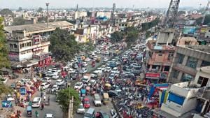 Traffic congestion on roads is one of the main problems in Karnal where jams have become a common sight.(HT Photo) Traffic congestion on roads is one of the main problems in Karnal where jams have become a common sight.(HT Photo)