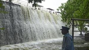 Powai lake overflowed on Tuesday, July 2, 2019, following heavy rain showers.(Vijayanand Gupta/HT Photo) Powai lake overflowed on Tuesday, July 2, 2019, following heavy rain showers.(Vijayanand Gupta/HT Photo)
