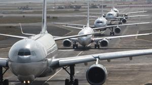 Flights lined in queue for takeoff at Chhatrapati Shivaji International Airport, Mumbai .(Satish Bate/HT Photo) Flights lined in queue for takeoff at Chhatrapati Shivaji International Airport, Mumbai .(Satish Bate/HT Photo)