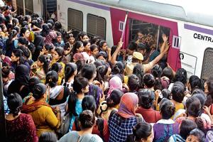 At Thane railway station: After a day of mayhem and staying indoors, Mumbaiites stepped out for work on Wednesday, only to be greeted with more chaos.(HT PHOTO) At Thane railway station: After a day of mayhem and staying indoors, Mumbaiites stepped out for work on Wednesday, only to be greeted with more chaos.(HT PHOTO)