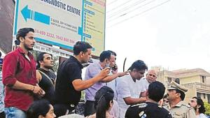 Residents of Palam Vihar protested against DHBVN by blocking traffic at Chauma railway crossing on Wednesday evening.(Sourced) Residents of Palam Vihar protested against DHBVN by blocking traffic at Chauma railway crossing on Wednesday evening.(Sourced)