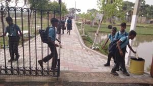 Students at the Padampani School in Bodh Gaya deposit waste in dustbins before entering the school(HT) Students at the Padampani School in Bodh Gaya deposit waste in dustbins before entering the school(HT)