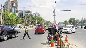 Commuters can now avoid passing through the barricaded stretch between Central Park 2 and JMD Megapolis.(Yogendra Kumar/HT PHOTO) Commuters can now avoid passing through the barricaded stretch between Central Park 2 and JMD Megapolis.(Yogendra Kumar/HT PHOTO)