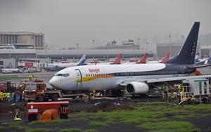 A team from Air India is heading the operations to tow away the SpiceJet aircraft which overshot the runway on Monday.(Satyabrata Tripathy/HT Photo)