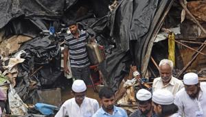 On Wednesday, several residents from the hutments at Malad returned to the spot where their homes had stood.(Satyabrata Tripathy/HT Photo) On Wednesday, several residents from the hutments at Malad returned to the spot where their homes had stood.(Satyabrata Tripathy/HT Photo)