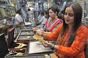 Buyers are seen at a gold jewellery shop in Ludhiana in this file photo.(Gurminder Singh/HT Photo) Buyers are seen at a gold jewellery shop in Ludhiana in this file photo.(Gurminder Singh/HT Photo)