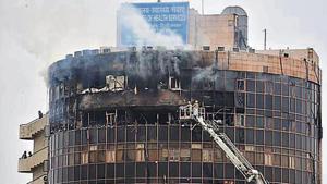 Officials said the cause of the fire is suspected to be a short circuit in an air conditioner on the sixth floor.(Sanchit Khanna/HT PHOTO) Officials said the cause of the fire is suspected to be a short circuit in an air conditioner on the sixth floor.(Sanchit Khanna/HT PHOTO)