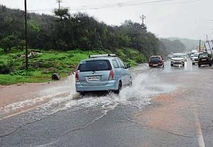 The roads along the Mahabaleshwar-Panchgani route experienced traffic blocks due to overflowing of water and logging.(HT Photo) The roads along the Mahabaleshwar-Panchgani route experienced traffic blocks due to overflowing of water and logging.(HT Photo)
