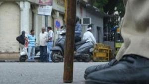 Police are trying to identify the robbers and are examining CCTV footage of the nearby areas.(himanshu vyas\ hindustan times) Police are trying to identify the robbers and are examining CCTV footage of the nearby areas.(himanshu vyas\ hindustan times)