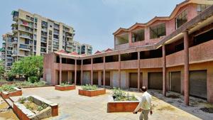 While the DDA has been unsuccessful in selling a large number of shops in this CSC, just across the road is a thriving market in Pochanpur village, and a busy mall just a short walk away.(HT Photo) While the DDA has been unsuccessful in selling a large number of shops in this CSC, just across the road is a thriving market in Pochanpur village, and a busy mall just a short walk away.(HT Photo)