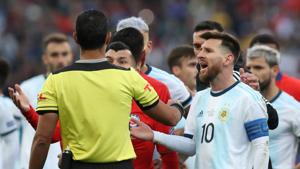 Soccer Football - Copa America Brazil 2019 - Third Place Play Off - Argentina v Chile - Arena Corinthians, Sao Paulo, Brazil - July 6, 2019 Argentina's Lionel Messi reacts after being shown a red card by referee Mario Diaz de Vivar(REUTERS) Soccer Football - Copa America Brazil 2019 - Third Place Play Off - Argentina v Chile - Arena Corinthians, Sao Paulo, Brazil - July 6, 2019 Argentina's Lionel Messi reacts after being shown a red card by referee Mario Diaz de Vivar(REUTERS)