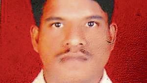 The body of a 38-year-old man was found near an electric pole on Sion-Panvel highway on Sunday. Sanpada police suspect the man died of electrocution.(HT Photo) The body of a 38-year-old man was found near an electric pole on Sion-Panvel highway on Sunday. Sanpada police suspect the man died of electrocution.(HT Photo)