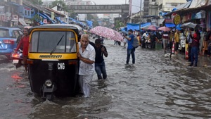 Waterlogging near Andheri Subway. (Photo by Satyabrata Tripathy/HT Photo) Waterlogging near Andheri Subway. (Photo by Satyabrata Tripathy/HT Photo)