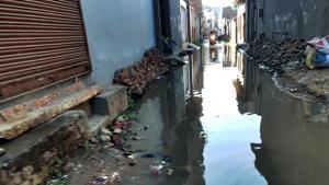 The Delhi government is mulling over roping in robots to clean sewers in the city’s inaccessible narrow lanes and Social Justice Minister Rajendra Pal Gautam will travel to Kerala in July end to talk to a group of engineers in this regard.(HT Photo) The Delhi government is mulling over roping in robots to clean sewers in the city’s inaccessible narrow lanes and Social Justice Minister Rajendra Pal Gautam will travel to Kerala in July end to talk to a group of engineers in this regard.(HT Photo)