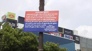 A hoarding at Mohan Nagar warning passengers not to board unverified vehicles.(HT Photo) A hoarding at Mohan Nagar warning passengers not to board unverified vehicles.(HT Photo)