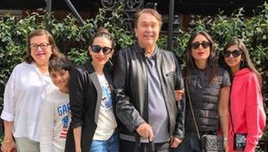 Karisma Kapoor shared a new family picture on social media.(Instagram) Karisma Kapoor shared a new family picture on social media.(Instagram)