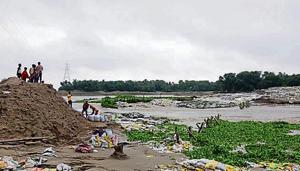 The second cave-in of the cofferdam on Bagmati vividly has also exposed the administrative apathy in tackling floods, which are common in the region.(HT Photo) The second cave-in of the cofferdam on Bagmati vividly has also exposed the administrative apathy in tackling floods, which are common in the region.(HT Photo)