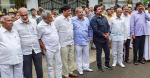 Rebel Karnataka MLAs outside the speaker’s residence on Saturday(PTI) Rebel Karnataka MLAs outside the speaker’s residence on Saturday(PTI)