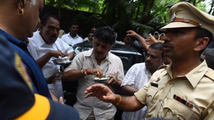 Karnataka Congress leader DK Shivakumar outside a Mumbai hotel on Wednesday.(Satish Bate/HT Photo) Karnataka Congress leader DK Shivakumar outside a Mumbai hotel on Wednesday.(Satish Bate/HT Photo)