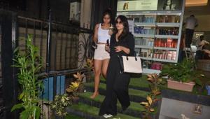 Nysa and Kajol at a salon in Mumbai.(Varinder Chawla) Nysa and Kajol at a salon in Mumbai.(Varinder Chawla)