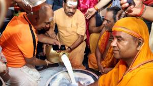 Chief minister Raghubar Das performing puja at Babadham Temple in Deoghar on Tuesday July 06,2019.(HT Photo) Chief minister Raghubar Das performing puja at Babadham Temple in Deoghar on Tuesday July 06,2019.(HT Photo)