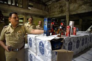 A Huge amount of Liquor seized by Turbhe MIDC Police at a defunct godwon in Turbhe MIDC in Navi Mumbai.(Photo by Bachchan Kumar/ Hindustan Times) A Huge amount of Liquor seized by Turbhe MIDC Police at a defunct godwon in Turbhe MIDC in Navi Mumbai.(Photo by Bachchan Kumar/ Hindustan Times)