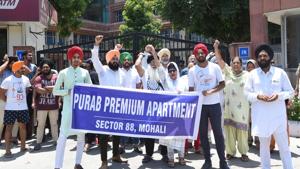 Residents on Purab Apartments, Sector 88, protesting outside GMADA office in Mohali.(Sanjeev Sharma/HT)