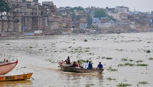 Varanasi district administration has decided to penalise those found dumping waste in river Ganga.(HT File Photo) Varanasi district administration has decided to penalise those found dumping waste in river Ganga.(HT File Photo)