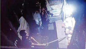 The accused, Aspak Qureshi assaulted two persons using an iron pipe and damaged three shops in Dr Zakir Hussain Nagar at 9.30pm.(HT Photo) The accused, Aspak Qureshi assaulted two persons using an iron pipe and damaged three shops in Dr Zakir Hussain Nagar at 9.30pm.(HT Photo)