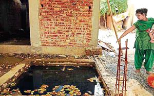 Seema, the daughter of the victim, points to a water tank in an under construction house in Sector-46, where her mother drowned, in Gurugram, India, on Wednesday, July 10, 2019.(Photo by Parveen Kumar/Hindustan Times) Seema, the daughter of the victim, points to a water tank in an under construction house in Sector-46, where her mother drowned, in Gurugram, India, on Wednesday, July 10, 2019.(Photo by Parveen Kumar/Hindustan Times)