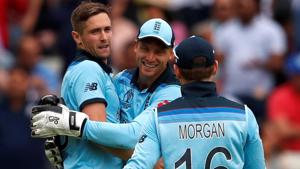 England's Chris Woakes and Jos Buttler celebrate taking the wicket of Australia's Mitchell Starc.(Action Images via Reuters) England's Chris Woakes and Jos Buttler celebrate taking the wicket of Australia's Mitchell Starc.(Action Images via Reuters)