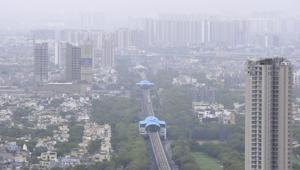 The effect was apparent throughout the day as hot, dry winds swept the city and the haze turned the sky white.(Photo:Sunil Ghosh / Hindustan Times) The effect was apparent throughout the day as hot, dry winds swept the city and the haze turned the sky white.(Photo:Sunil Ghosh / Hindustan Times)