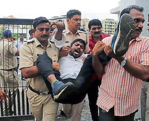 Police take away an ABVP protestor during the inauguration of the Kalyan sub-centre of University of Mumbai.(Rishikesh Choudhary/HT Photo) Police take away an ABVP protestor during the inauguration of the Kalyan sub-centre of University of Mumbai.(Rishikesh Choudhary/HT Photo)