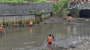 Mumbai Fire Brigade (MFB) began a search operation in a gutter in Ambedkar Nagar area of Goregaon after an 18-month-old boy fell inside it.(Satyabrata Tripathi / HT Photo) Mumbai Fire Brigade (MFB) began a search operation in a gutter in Ambedkar Nagar area of Goregaon after an 18-month-old boy fell inside it.(Satyabrata Tripathi / HT Photo)