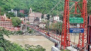 The Uttarakhand government on Friday declared the Lakshman Jhula, the iconic suspension bridge across river Ganga in Rishikesh, out of bounds for pedestrians and traffic.(HTPhoto) The Uttarakhand government on Friday declared the Lakshman Jhula, the iconic suspension bridge across river Ganga in Rishikesh, out of bounds for pedestrians and traffic.(HTPhoto)