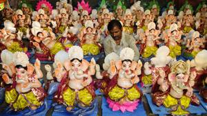 Murtikars, who want to use footpaths to make and sell idols, have to obtain permission from the BMC.(Anil Dayal / HT File) Murtikars, who want to use footpaths to make and sell idols, have to obtain permission from the BMC.(Anil Dayal / HT File)