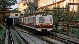 A middle-aged man, identified as Sajal Kanjilal, died in a freak accident in Kolkata Metro on Saturday evening when he fell from a running coach while trying to board it.(Twitter/metrorailwaykol ) A middle-aged man, identified as Sajal Kanjilal, died in a freak accident in Kolkata Metro on Saturday evening when he fell from a running coach while trying to board it.(Twitter/metrorailwaykol )